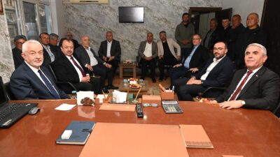 Isparta Belediye Başkanı Şükrü Başdeğirmen, Sarıidris Belediye Başkanı Osman Özdemir’i
