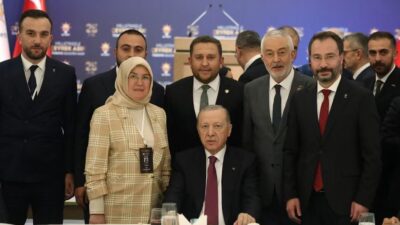 Özel sporcular Cumhurbaşkanı Erdoğan’a 32 numaralı forma hediye etti 