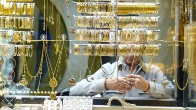 Altın fiyatlarındaki düşüş eğilimi devam ediyor. Orta Doğu'daki belirsizlikler piyasayı
