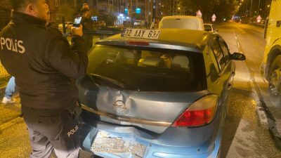 Modernevler Mahallesi 142 Caddedeki kavşakta 4 otomobil ile bir motosikletin