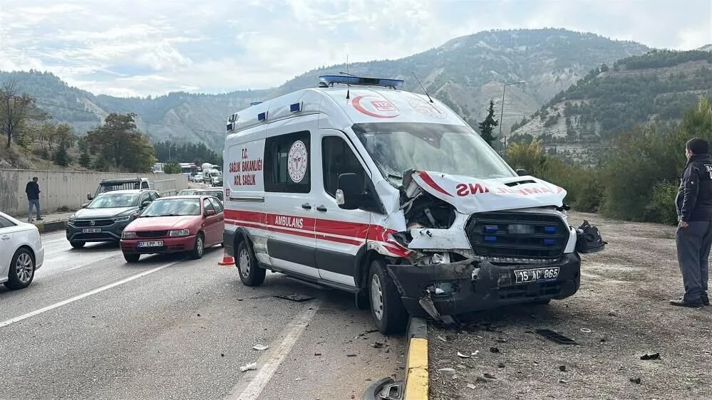 Burdur'da ambulansın da aralarında bulunduğu