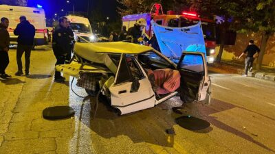 Isparta’nın Yedişehitler Mahallesi’nde meydana gelen üç araçlı trafik kazası adeta