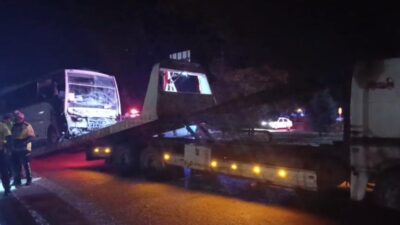 Isparta’nın Keçiborlu ilçesinde mevsimlik tarım işçilerini taşıyan servis aracı, kavşakta