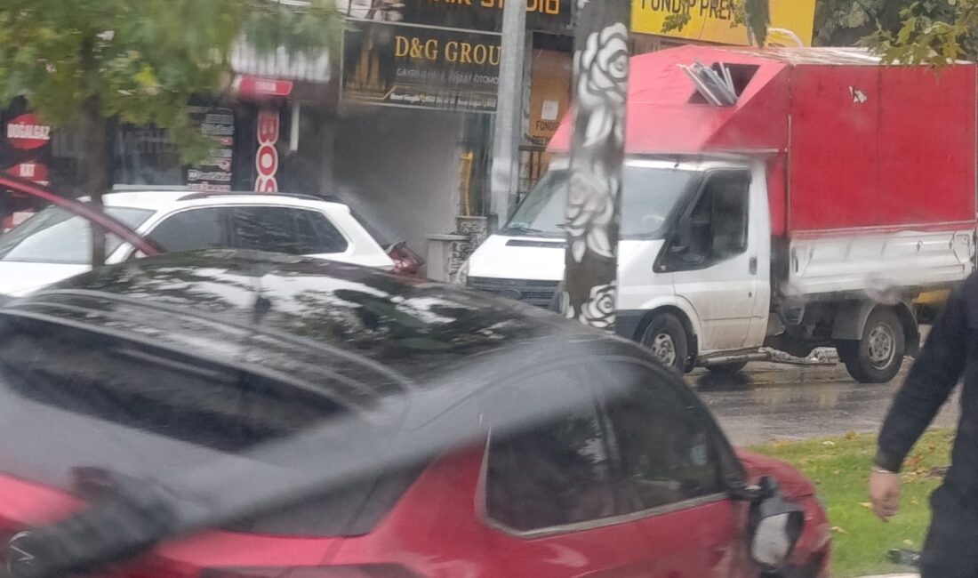 Isparta’da yağış nedeniyle kayganlaşan yolda